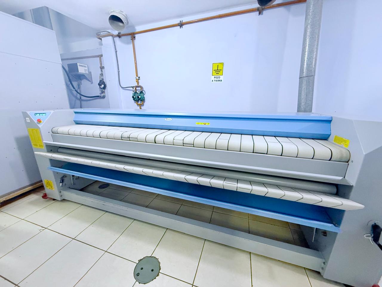 Maquinaria industrial de lavandería Wet Cleaning en plena operación — servicio de tercerización B2B para hoteles, clínicas, industria, minería y corporativos en Lima, Perú