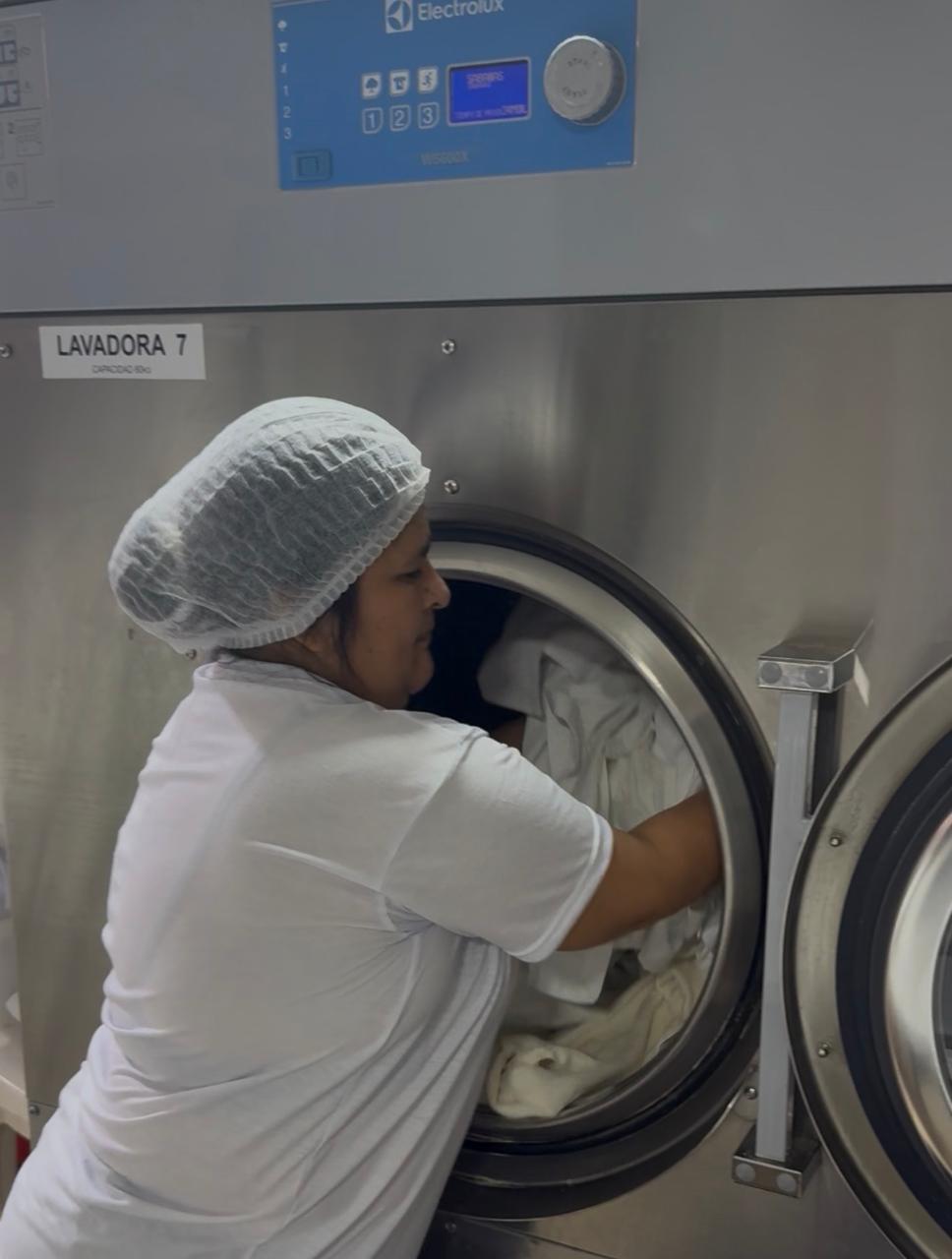 Revisión de uniformes y prendas antes de entrega a clientes empresariales