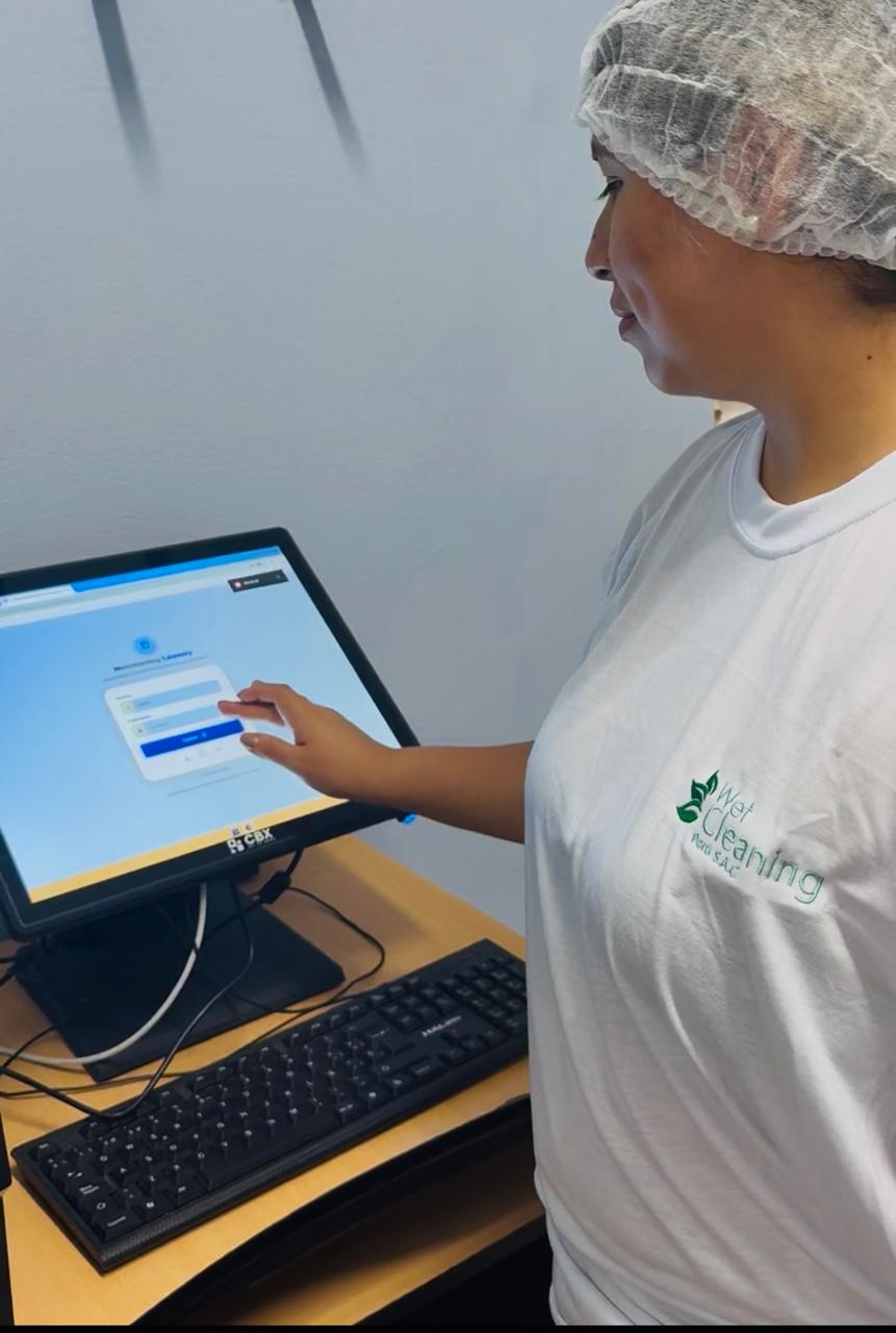 Operaciones de lavandería Wet Cleaning — ropa industrial organizada